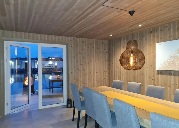 Rorbu Ved Sjoen Feriehus Bud